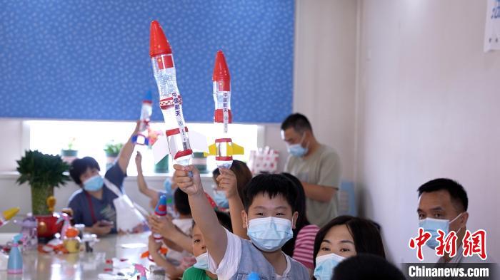学生们在展示制作好的水火箭。　王鑫铭 摄