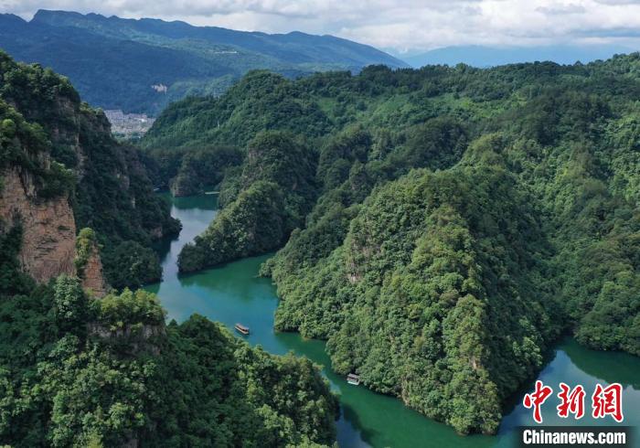 张家界宝峰湖景区(资料图)。　吴勇兵 摄